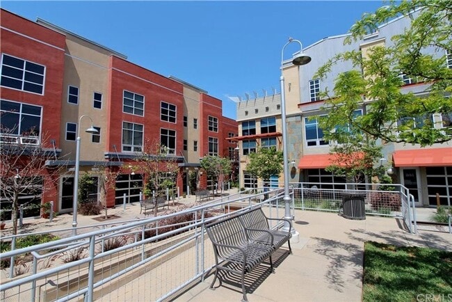 Building Photo - Live & Work Industrial Art Loft with Two C...