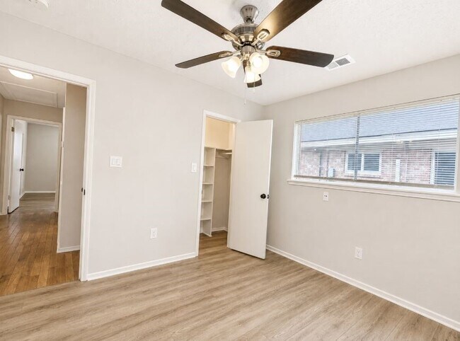 Building Photo - 12035 Barrett Brae Dr