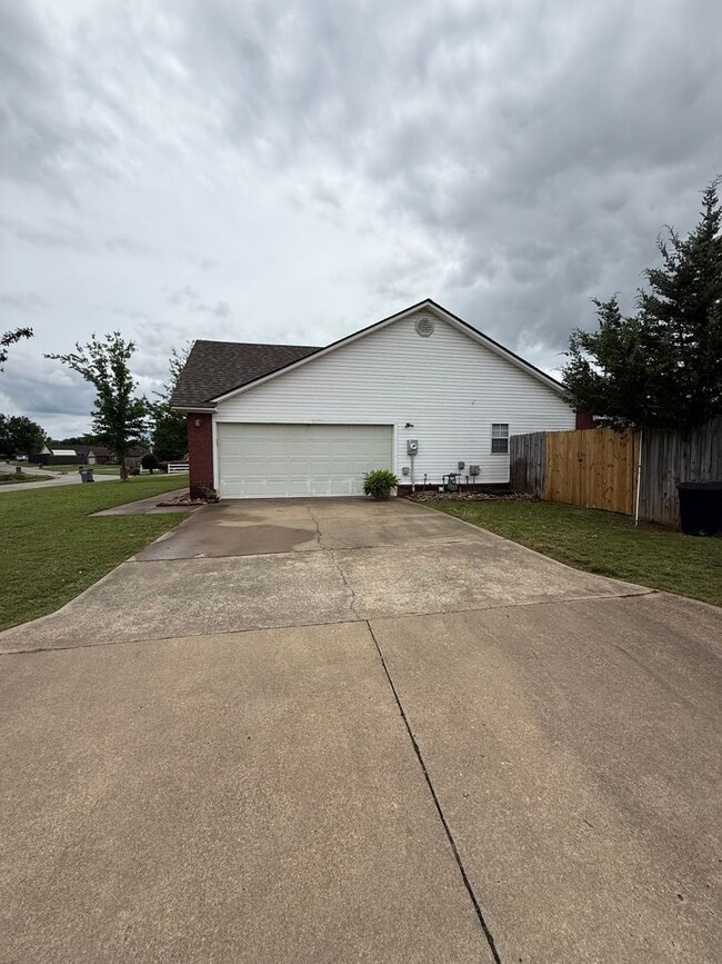 Building Photo - Nice 3 Bed 2 Bath House.  Yard Care Included.  Gas Heat & Hot Water