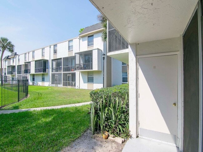 Building Photo - Ground Floor - Corner/End Unit - Upgraded ...