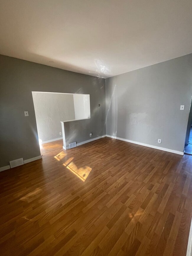 Building Photo - Single Family House in Mt Washington Avail...