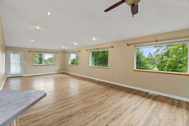 Building Photo - 502 E Ferndale Ave