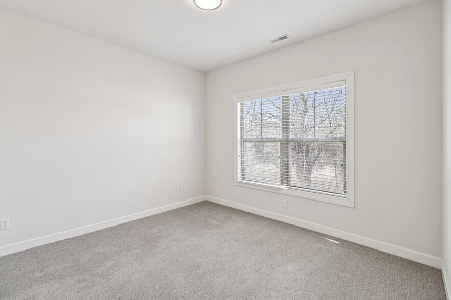 Building Photo - 9776 Montclaire Dr