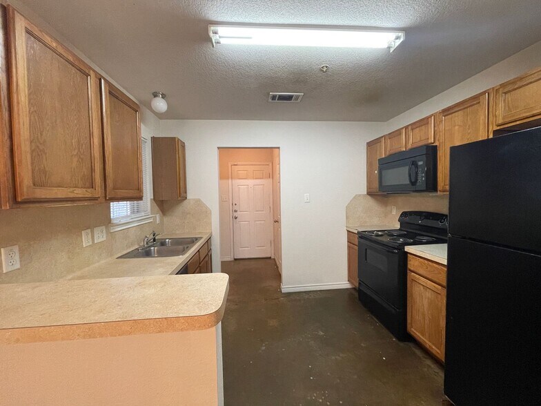 Building Photo - 4006 Cambridge Dr