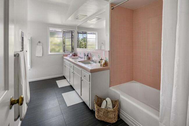 Building Photo - 19471 Rosita St