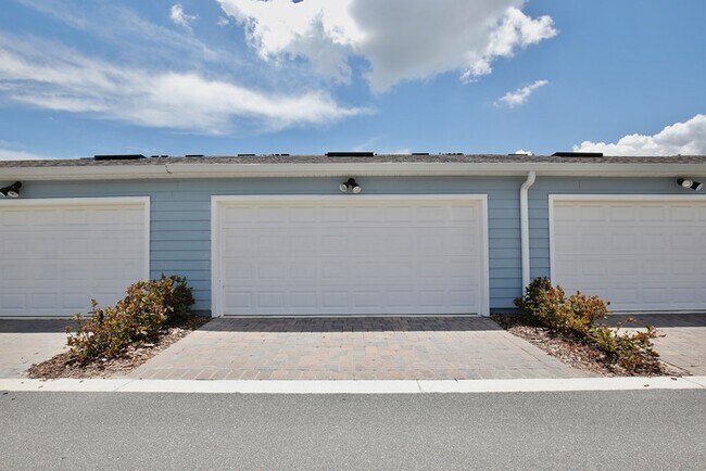 Building Photo - Beautiful 3/2.5 Modern Townhome with a Pri...