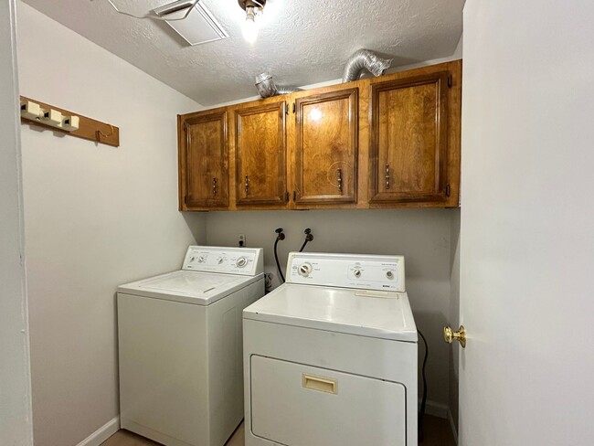 Building Photo - Beautiful 4BD Home | Fireplace, Fenced Backyard, Deck, Garage & A/C