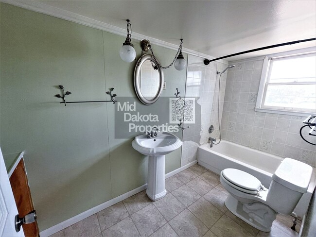 Building Photo - 517 N Duff-3 Bedroom House