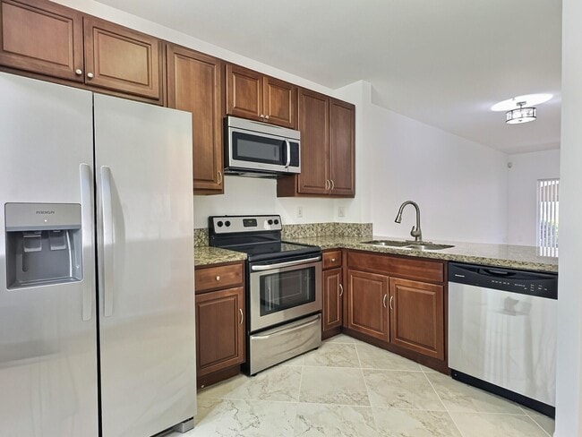 Building Photo - 8833 S Isles Cir