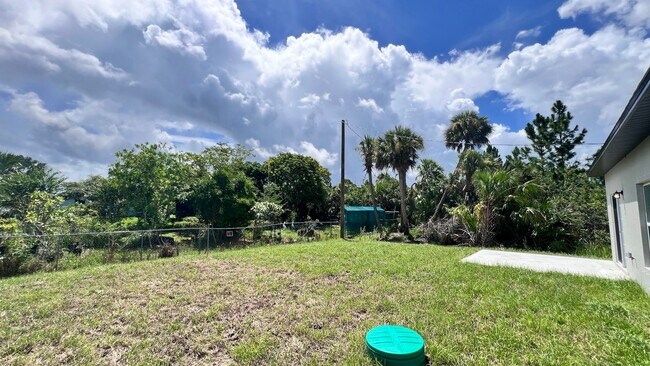 Building Photo - Spacious 3-Bedroom Home with Garage & Pati...
