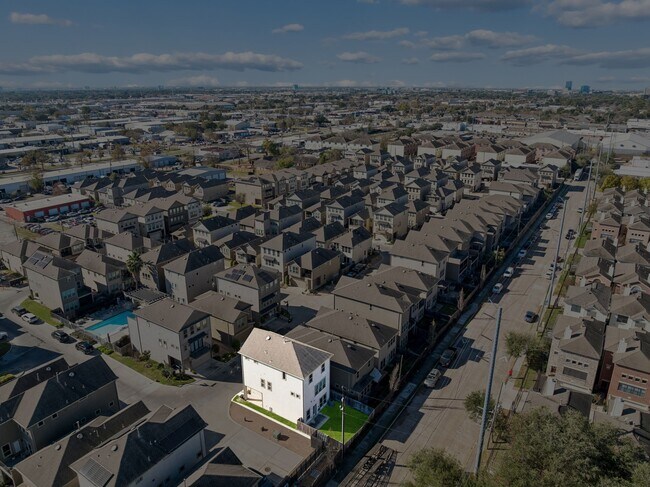 Building Photo - 8604 Hollyoaks Creek Ln