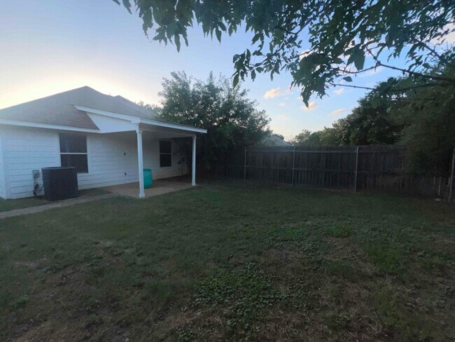 Building Photo - 507 Maple St