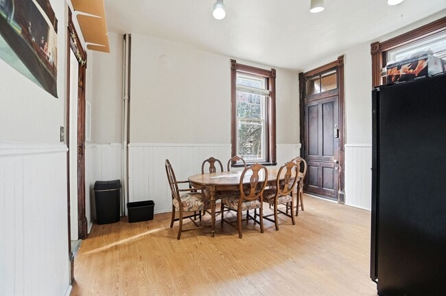 Building Photo - 7 bed/2 bath on Rohs St., Mins. from UC for Only $600/pp ($4,200/mo)!