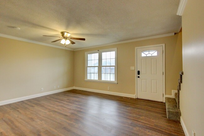 Building Photo - Fresh and Clean 4 bed Near Ft Campbell and...