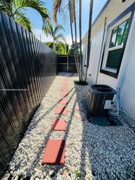 Building Photo - 872 NW 16th Terrace