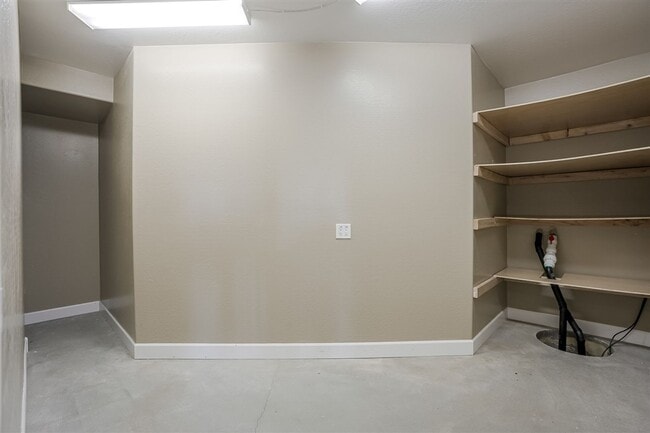 Building Photo - 1478 Varsity Dr