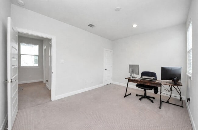 Building Photo - 506 W Donovan St