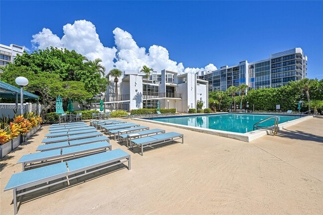 Building Photo - 800 Parkview Dr