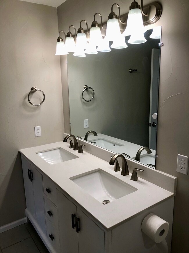 Main Bathroom - 435 S Oak St