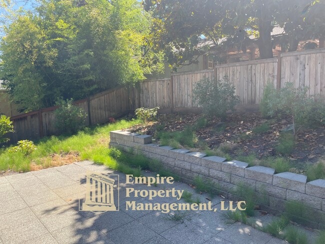 Building Photo - 2022 Floral Hill Dr