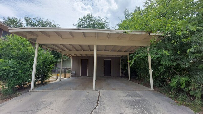 Building Photo - 501/503 Southtrail Dr