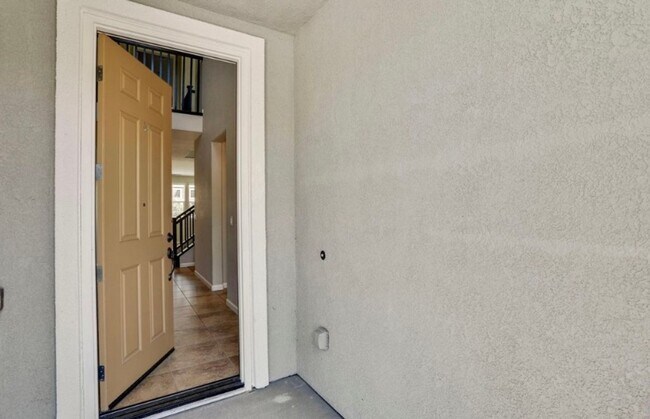 Building Photo - Beautiful 5 Bedroom, 3 Bath Tracy Home / B...