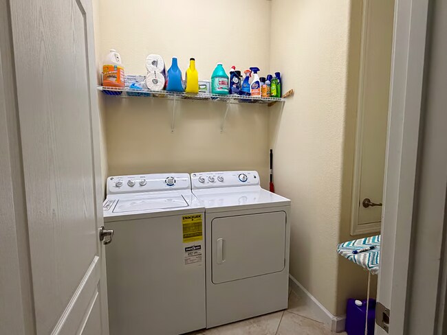 Building Photo - 3,261 SF Fully Furnished 5-Bed Gem | Just Bring Your Suitcase!