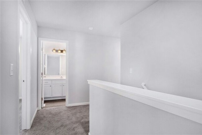 Building Photo - 111 Iris Ct