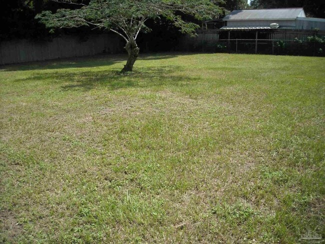 Building Photo - 404 Clairmont Dr