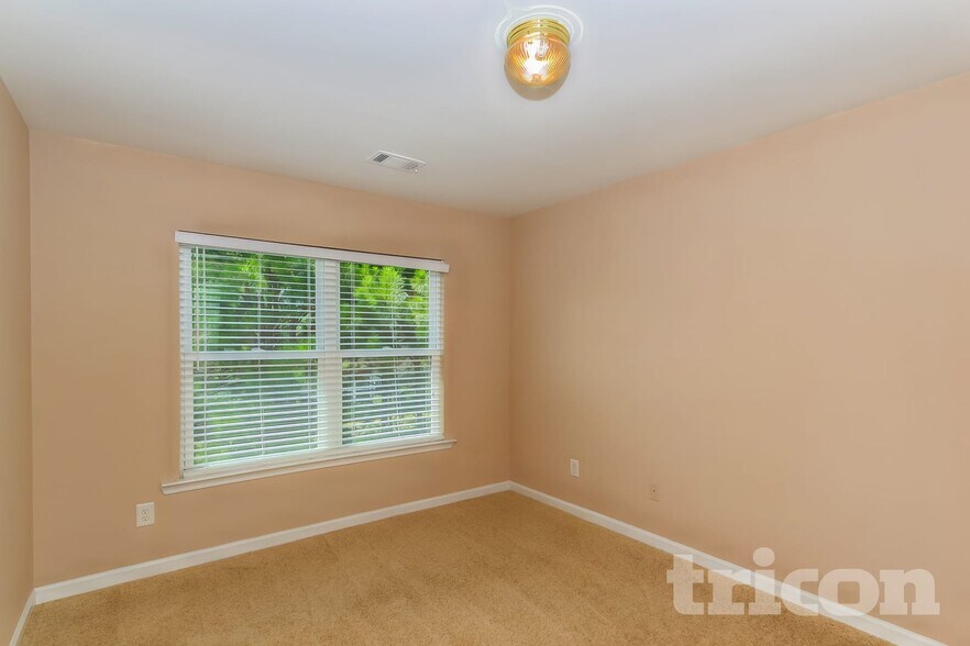 Building Photo - 3364 Estes Dr