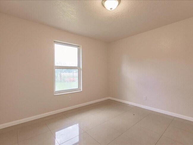 Building Photo - 5201 NW 17th Ct