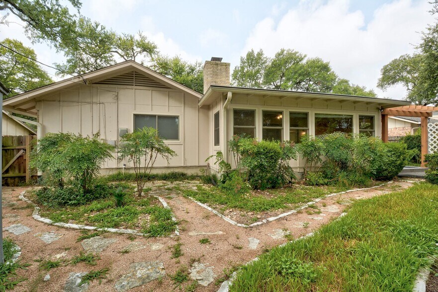Building Photo - 4802 Gerona Dr