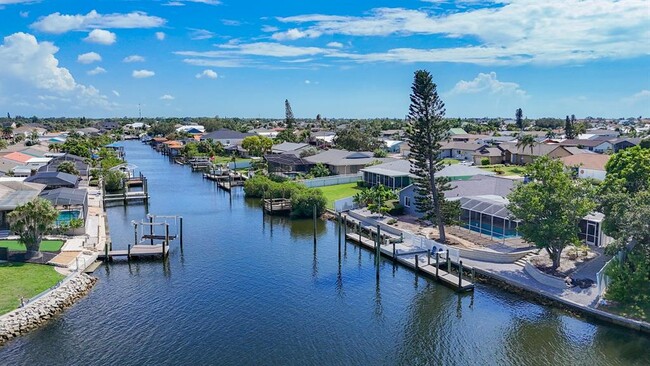 Building Photo - 6531 Santiago Ct