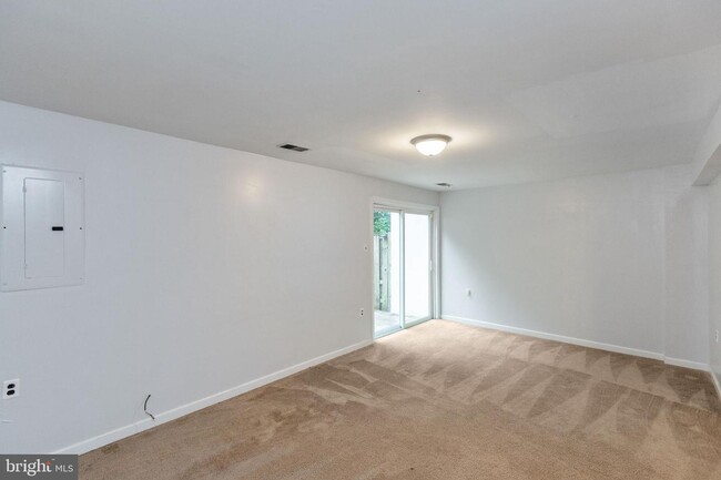 Building Photo - 14084 Fallbrook Ln