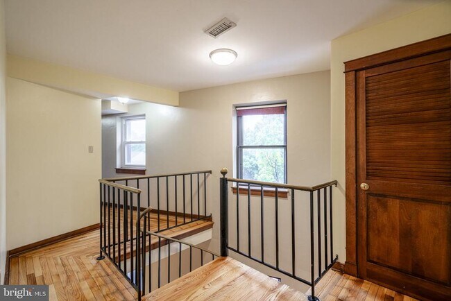 Building Photo - 322 Poplar St
