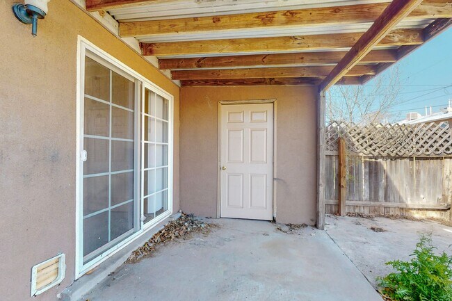 Building Photo - North Valley 3 bedroom Townhouse