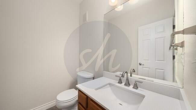 Building Photo - Modern Comfort and Functional Space