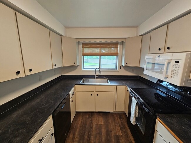 Building Photo - Beautifully Remodeled Home in the Valley