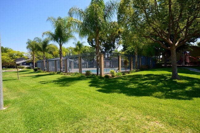 Building Photo - Updated Upstairs Condo with Garage in Desirable Walnut Neighborhood