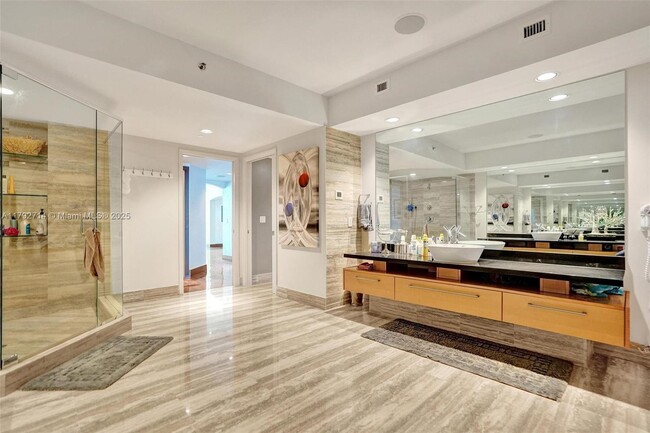 Building Photo - 101 S Fort Lauderdale Beach Blvd