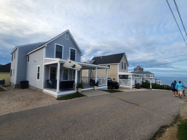 Building Photo - Beautiful Coastal Cottage with Water Views...