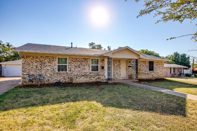 Primary Photo - Cozy 2-Bed Duplex Available for Immediate ...