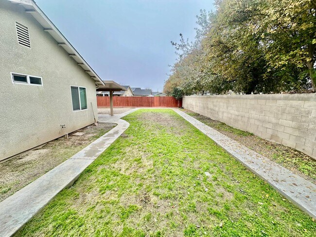 Building Photo - Spacious South Fresno 4/2