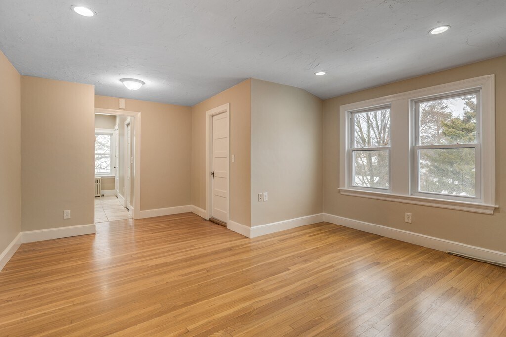 Building Photo - 5 Larchmont Rd