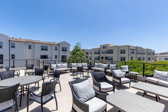 Building Photo - LIGHT & BRIGHT 2 BEDROOM W/GARAGE & LAUNDR...