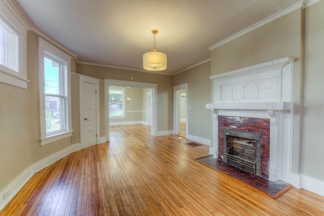 Building Photo - Crosstown home - rent reduced plus 1/2 off...