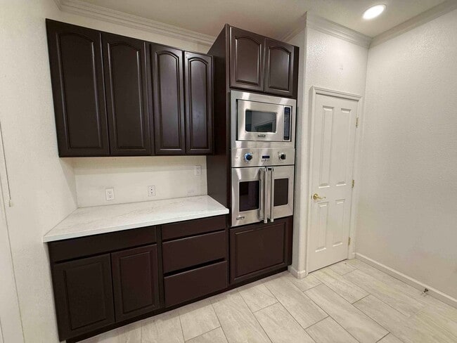 Building Photo - Spacious Cresleigh Ranch Home Near Schools...