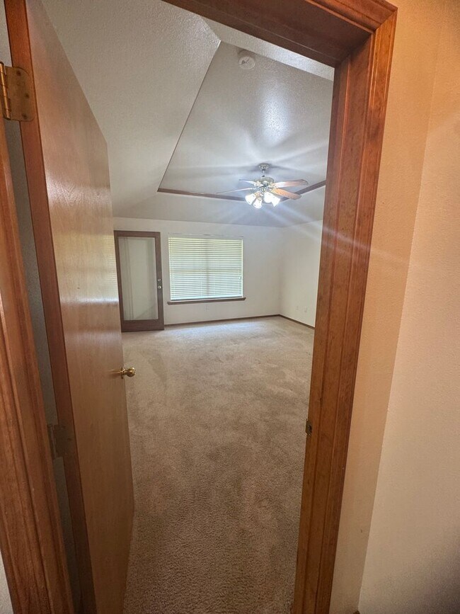 Building Photo - 3Bd 2Bth Home in the Sought-after Colonial...