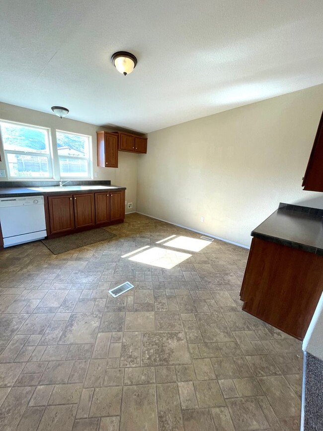 Building Photo - 3 Bedroom 2 Bathroom Home Close To The Nat...