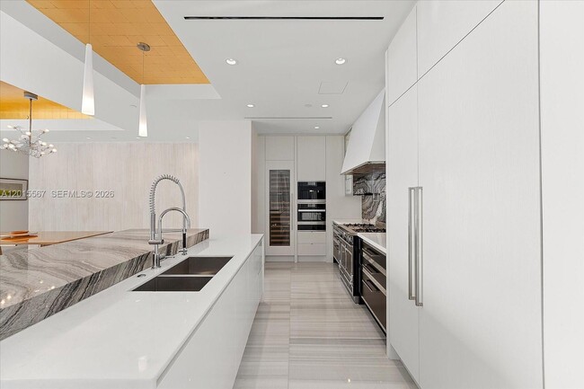 Building Photo - 17901 Collins Ave
